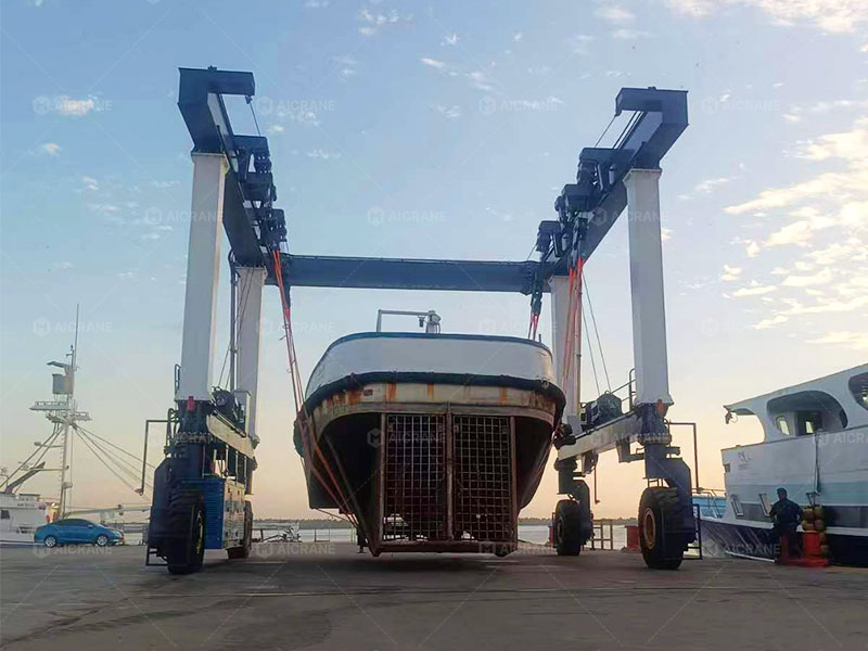 mobile boat hoist in marinas