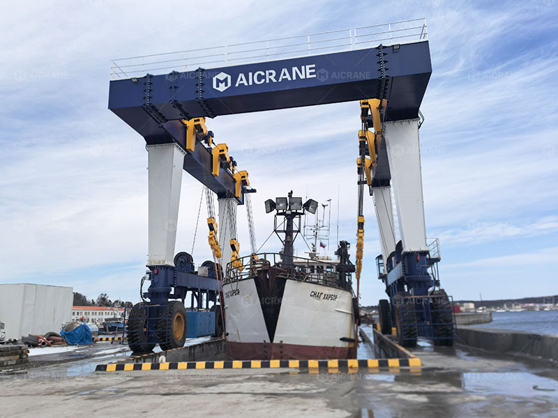 marine travel lift for lifting a heavy boat