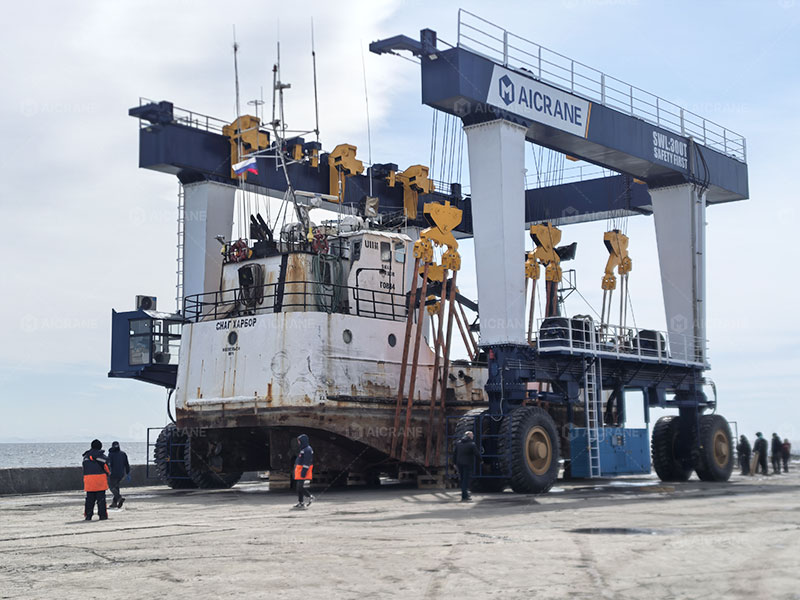 travel lift for transporting a large boat