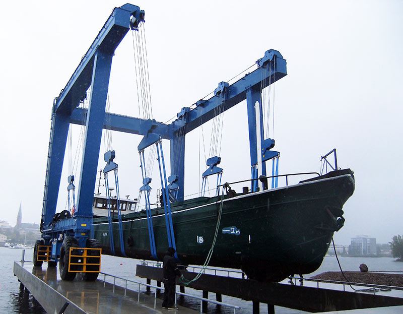 200 ton mobile boat lift